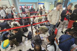 Jako když začne válka. Český turista popsal drsné podmínky na letišti v Dubaji - Novinky
